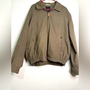 London Fog zippered jacket w/2 front zippered pockets. Sz L. Preowned.